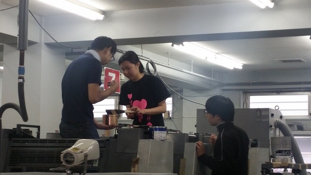 ■女子の学生だってこうして印刷機に触れさせちゃいますから。