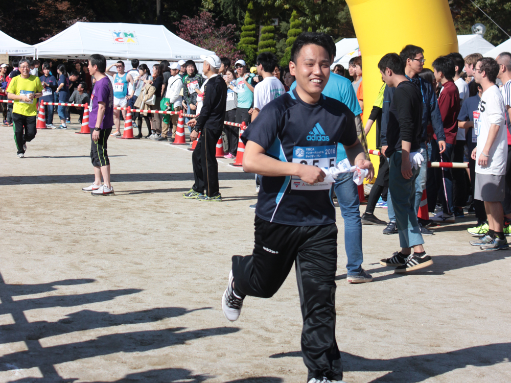 第5走者の松岡さん。余裕の笑顔でタスキを受け取りました。