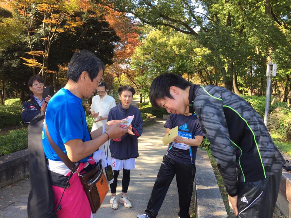 走り切った岡田君。今回は彼のタイムを当てるクイズをしました。