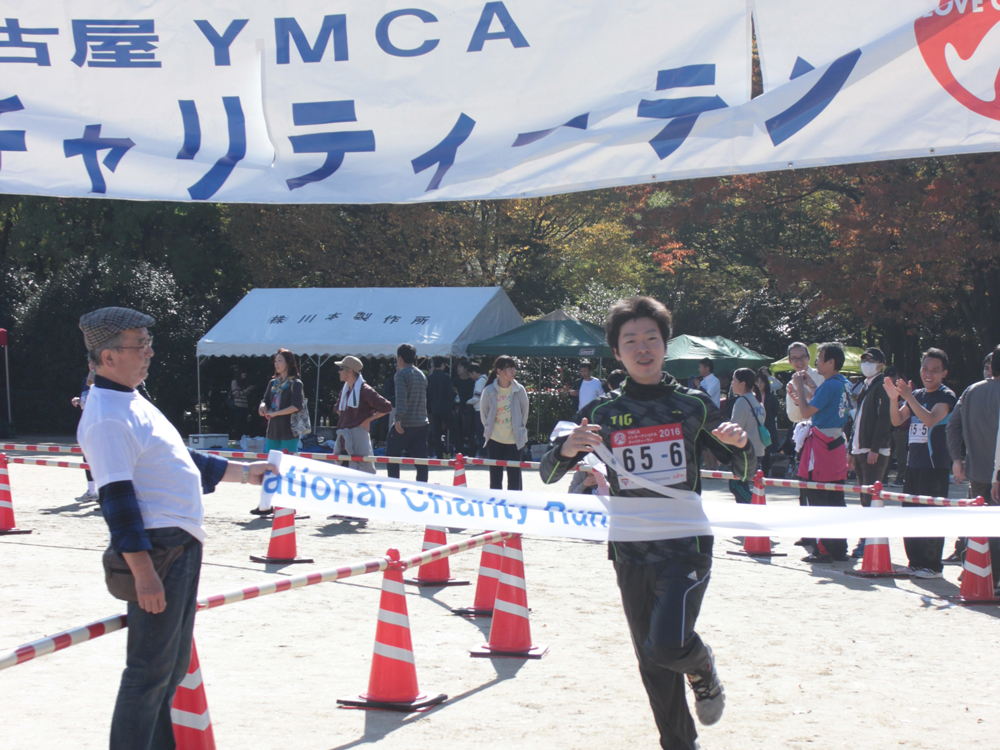 アンカーの岡田さん。高校時代は陸上部で活躍していました。