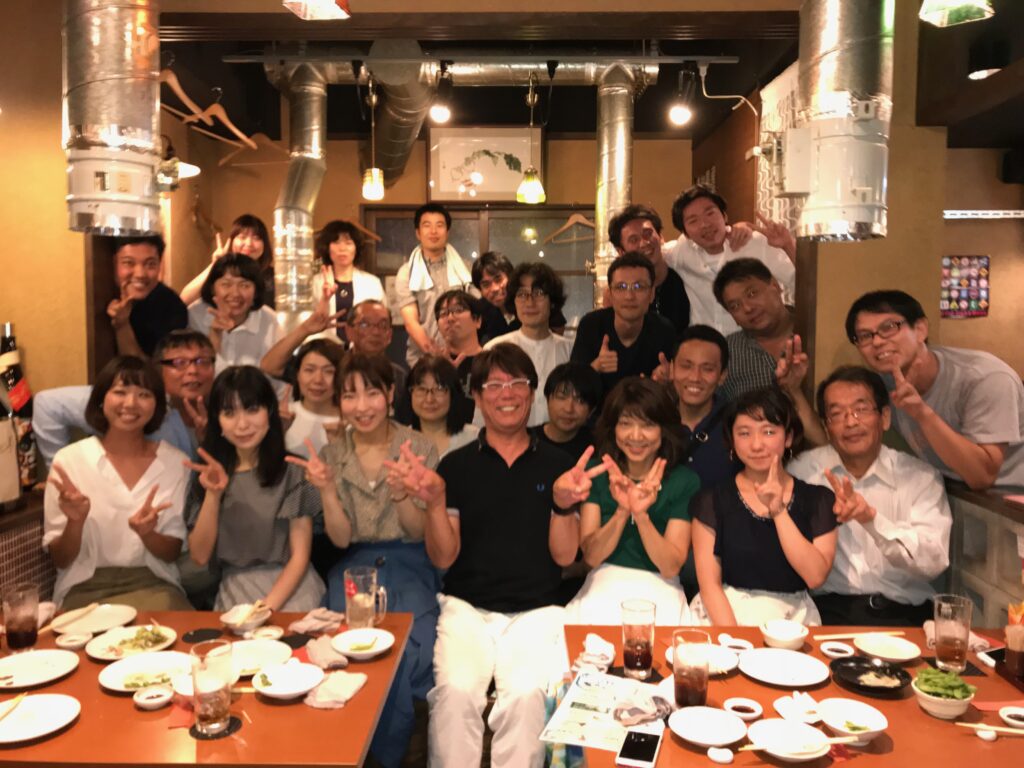 最後は恒例の打ち上げ。緊張感から解放されたこの笑顔！