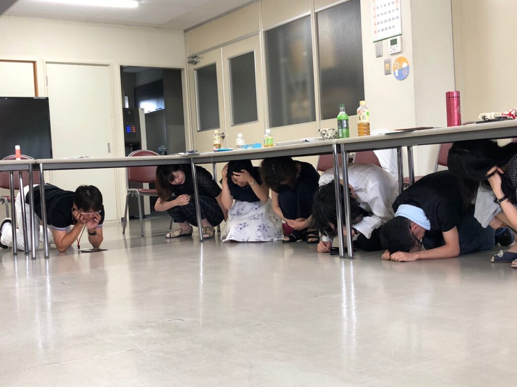 途中の避難訓練の様子。どんな状況でも冷静に対応できるといいですね。